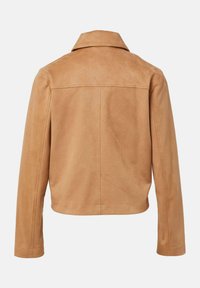 Giacca in suede marrone chiaro vista dal retro, caratterizzata da un taglio dritto, maniche lunghe e colletto classico su uno sfondo bianco semplice.
