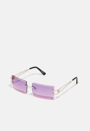 Gafas de sol rectangulares con lentes en degradado púrpura, delgadas montura de metal dorado y puntas de patilla negras. Presentan un diseño minimalista con detalles de acento.