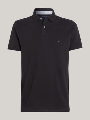 Polo negru din bumbac, cu guler, placket cu trei butoane și un mic logo pe piept. Accentuate de o guler interioară în dungi.