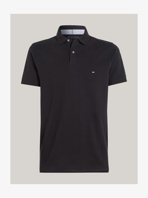 Crna majica polo od pamuka, s ovratnikom, tri gumba i malim logom na prsima. Okićena prugastim unutarnjim dijelom ovratnika.