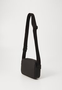 Calvin Klein ESSENTIAL CAMERA BAG - Sac bandoulière - black rubberized