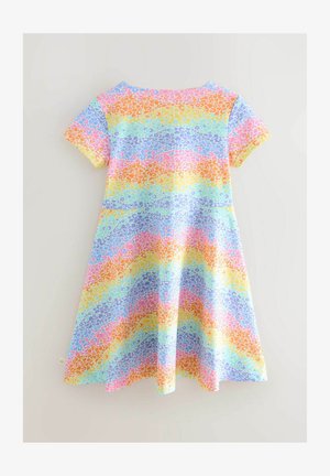 Robe courte à manches courtes colorée, arborant un motif de vagues dans des nuances de rose, bleu, orange et vert sur un fond clair. Texture de tissu douce.