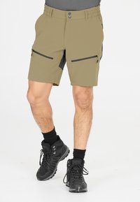 Kaki shorts med elastisk midja, två fickor med dragkedja och svarta sidodetaljer. Tillverkade av lättviktig material.