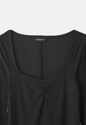 Top nero a costine con scollatura quadrata e dettaglio arricciato al centro. Presenta una texture liscia e un'etichetta di branding sul retro.