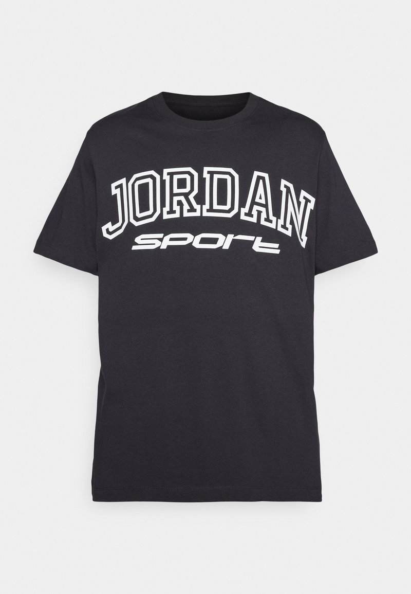 Camiseta de algodón negra con manga corta, que presenta el texto en negrita blanca "JORDAN" en un arco y "sport" debajo en una fuente más pequeña.