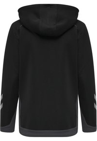 Veste noire à capuche avec des accents gris sur les poignets et les côtés, dotée de banderoles réfléchissantes en chevron sur les deux manches, vue de dos.