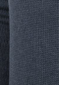 Dunkelblauer gestrickter Stoff mit einem strukturierten Muster. Das Gewebe zeigt eine enge Strickkonstruktion und vermittelt ein weiches und flexibles Erscheinungsbild.