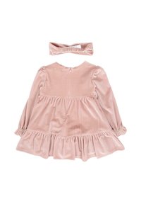 Robe en velours rose avec des manches longues et un ourlet froncé. Comprend un bandeau assorti. Dispose d'une fermeture éclair au dos et d'une texture douce.