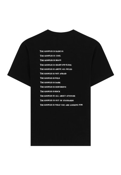 Juodas medvilnės marškinėlis su baltu tekstu ant nugaros, kuriame pateikti įvairūs posakiai susiję su "The Kooples". Trumpomis rankovėmis ir standartinio kirpimo.