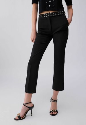 - Spodnie materiałowe