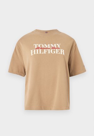 Béžové bavlnené tričko s krátkymi rukávmi, s bielym a červeným potlačeným logom "TOMMY HILFIGER All American Classics" na prednej strane.