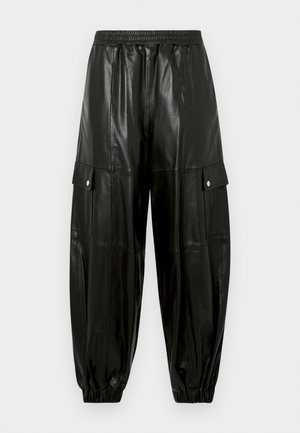 Mustad kunstnahast kargo-püksid kummist vöökohaga, külgedel trukiga taskud ja säärtel elastsed mansetid.