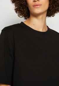 Lindex LOLA - Navadna majica - black