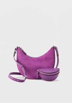 Borsa a mezzaluna in camoscio viola con pochette tonda staccabile. Presenta una texture liscia ed elegante, tracolla regolabile e dettagli in argento.