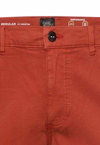Rote Herrenhose aus Baumwolle mit Regular Fit und glatter Textur. Verfügt über einen Knopfverschluss, verstärkte Nähte und ein Logoetikett am Bund.