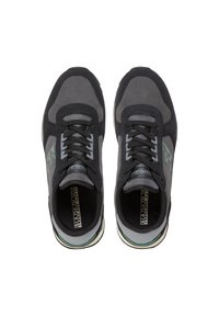Zapatillas negras y grises con secciones de malla, cordones redondos y un acento lateral con patrón. Presentan un talón reforzado y una suela texturizada.