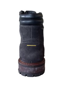 Zwarte suède enkelboots met een leren manchet, gele stiksels en een robuuste rubberen zool met profiel. Ritsluiting aan de zijkant.