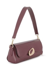Pequeño bolso de cuero mauve rectangular con una ancha correa para el hombro y un cierre ovalado irregular en tono dorado en la solapa frontal.