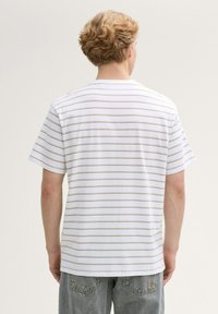 Camisa de manga corta a rayas en blanco con finas rayas verdes, hecha de tela suave; cuenta con un cuello redondeado y un corte relajado.