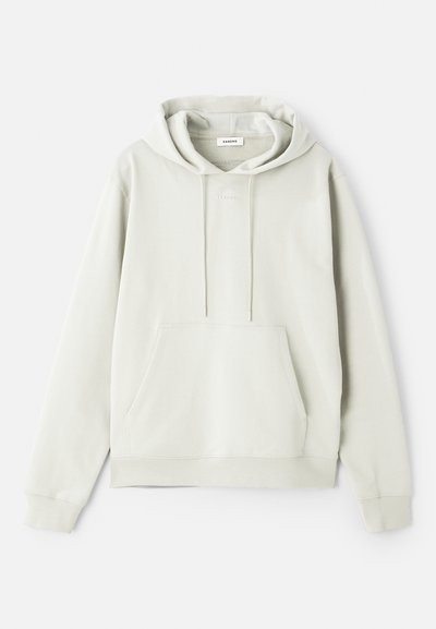 Felpa con cappuccio grigia chiara realizzata in tessuto morbido, dotata di tasca a marsupio, cappuccio regolabile con cordino e un logo minimale sul davanti.