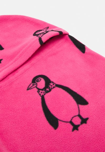 Manta de forro polar en un brillante color rosa con motivos de pingüinos negros con collares florales, textura suave y apariencia acogedora.