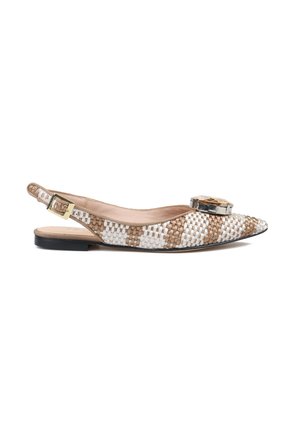 Woven slingbacki w kolorze białym i brązowym, z noskiem w kształcie spiczastym oraz dekoracyjnym akcentem w złotym odcieniu na wierzchu. Skórzane wnętrze i płaska podeszwa.