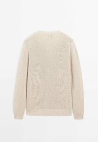 Pull beige en tricot avec manches longues et bords-côtes aux poignets, à l’ourlet et à l’encolure, présenté de dos sur un fond blanc uni.