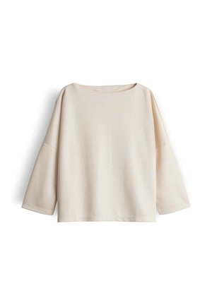 Beige Langarm-Oberteil mit lockerer Passform und U-Boot-Ausschnitt, flach auf einem weißen Hintergrund ausgelegt.