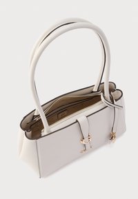 Gaiši pelēka rokassoma ar divām rokturiem, zelta aksesuāriem, rāvējslēdzēja aizdari un pulētu apdari. Aprīkota ar iekšējām kabatām, lai nodrošinātu organizēšanu.