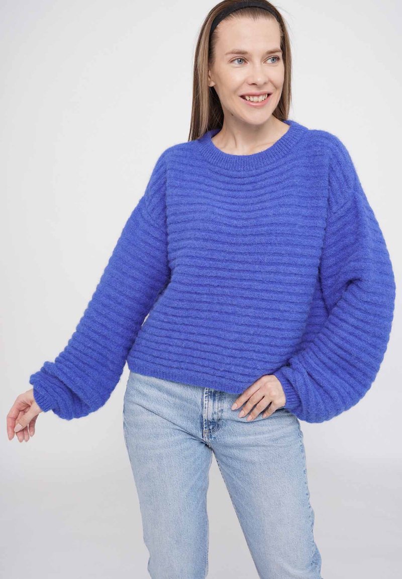 Blauer, kurzer Pullover mit gerippter Struktur und übergroßen Ärmeln. Hergestellt aus einem weichen Material, mit Rundhalsausschnitt und lockerer Passform.