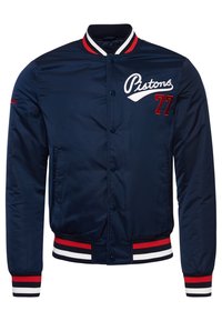 Giacca bomber navy con lettering bianco "Pistons" e dettagli rossi. Presenta polsini e collo a costine bianchi, rossi e blu. Chiusura anteriore a scatto.
