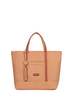 Beige totebag met dubbele handvatten, voorvak, decoratieve kwastjes en een subtiel merkembleem op glad leerachtig materiaal.