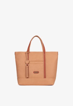 Sac fourre-tout beige avec doubles poignées, poche avant, pompons décoratifs et emblème de marque subtil sur un matériau lisse semblable au cuir.