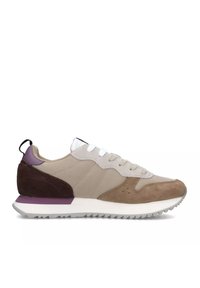Sneakers con tomaia in tessuto beige, dettagli in suede marrone e particolare in viola sul tallone. Lacci bianchi e suola in gomma texturizzata completano il design.