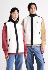 Tommy Jeans BADGE VEST UNISEX - Liemenė - ancient white