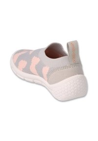 Szare, dziane buty typu slip-on z różowym abstrakcyjnym wzorem, jasnoszarymi zamszowymi akcentami i białą, teksturowaną podeszwą. Obcas ozdobiony jest logotypem do łatwego zakładania.