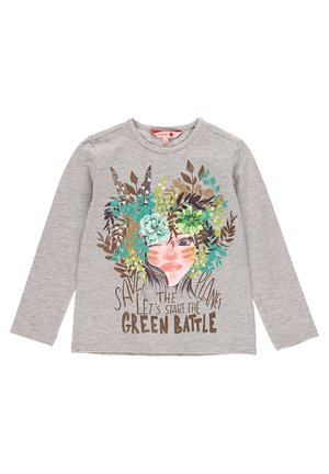Grå langærmet skjorte med et ansigt omgivet af grønne og brune blade og planter, med tekst "Save the planet, let's start the green battle."
