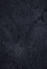 Texturerad blåt tyg med ett intrikat paisleymönster, som har upphöjda detaljer och en subtil lyster. Perfekt för möbler eller kläder.