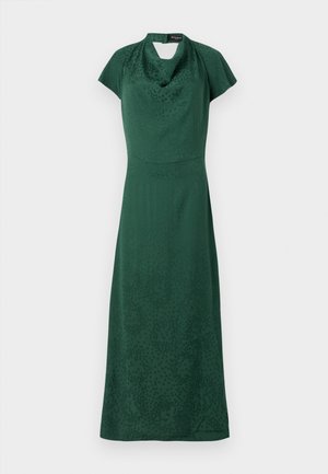 Grøn kjole lavet af glat stof, med en cowl-neck og korte ærmer, samt en lige silhuet med diskrete mønstre.