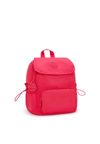 Zaino rosso brillante con tasca frontale con zip, chiusura a patta, cordini laterali e un piccolo tirazip a forma di scimmia su uno sfondo bianco.