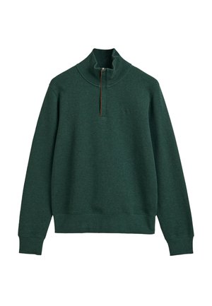 Dunkelgrüner Pullover mit hohem Kragen, halbzipper vorne, gerippten Bündchen und Saum, aus weichem Material und minimaler Markenkennzeichnung.