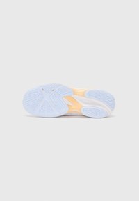 Semelle de chaussure avec un motif texturé bleu clair et une semelle intermédiaire orange. Design courbé avec des rainures pour l'adhérence.
