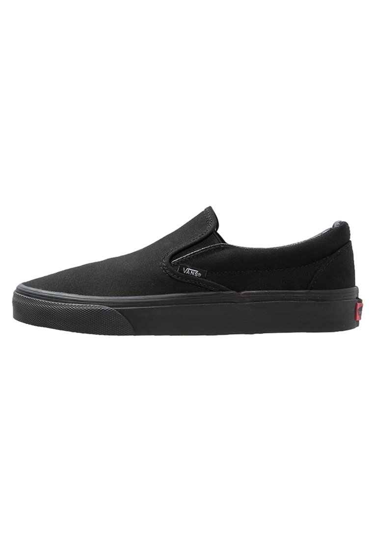 Chaussure slip-on noire en toile avec semelle en caoutchouc. Présente des accents élastiques sur les côtés et une étiquette logo Vans sur le côté. Texture lisse, design minimaliste.