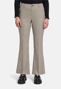 Beige en bruine geblokte flared broek met een gemiddelde taille, riemlussen en een knoopsluiting. Gladde textuur met subtiele patronen.