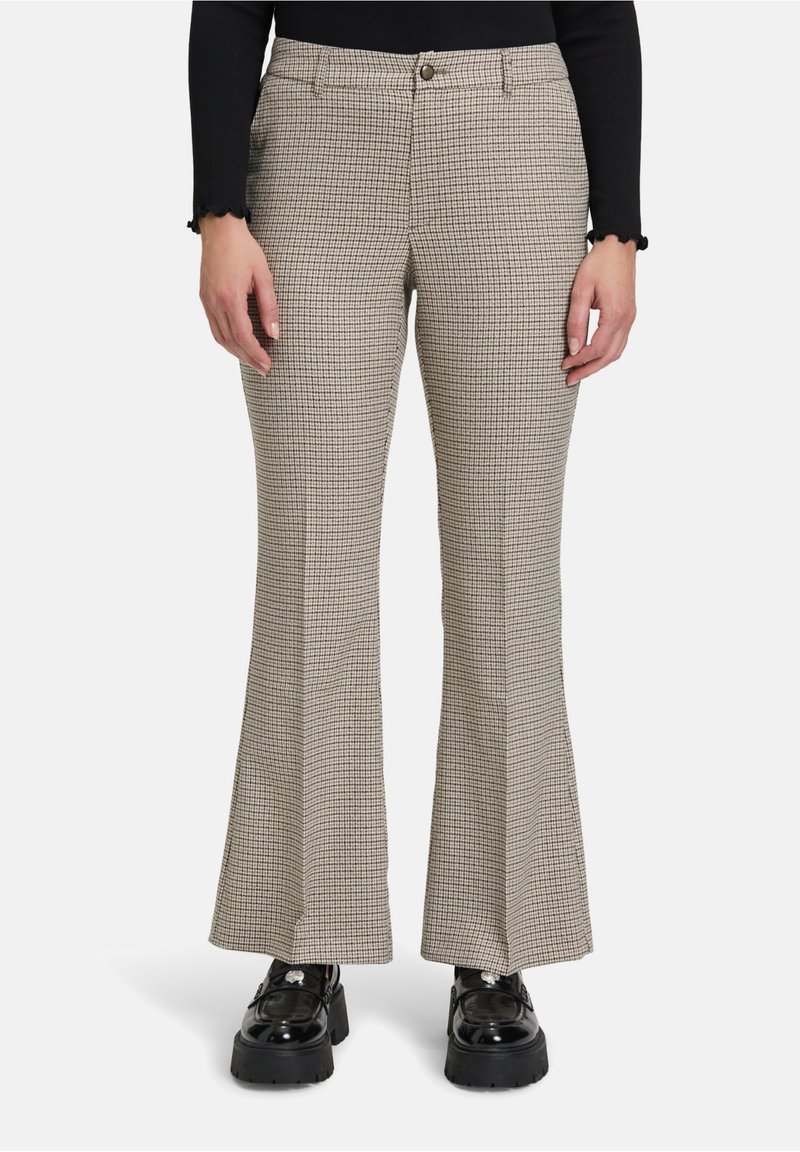 Beige en bruine geblokte flared broek met een gemiddelde taille, riemlussen en een knoopsluiting. Gladde textuur met subtiele patronen.