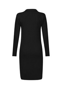 Abito nero lavorato a maglia con maniche lunghe, colletto e silhouette aderente; presenta un motivo a treccia testurizzato su tutta la superficie.
