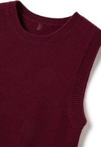 Suéter de punto sin mangas burdeos con un cuello redondeado de canalé y textura suave. Presenta una pequeña etiqueta de la marca en rojo.