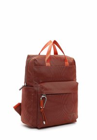 Rode rugzak met textuur, voorzien van dubbele bovenhandvatten, een voorvak en een metalen rits. Heeft een karabijnhaak en een subtiel logodetail.