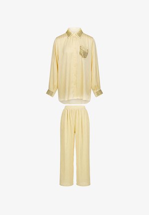 Completo pigiama giallo chiaro a righe verticali con camicia a maniche lunghe con bottoni, con colletto, polsini e taschino sul petto con dettagli dorati.