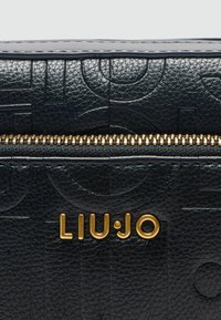 Czarny portfel z teksturowanej syntetycznej skóry z wytłoczonymi wzorami, z złotym suwakiem i złotym logo "LIU•JO".